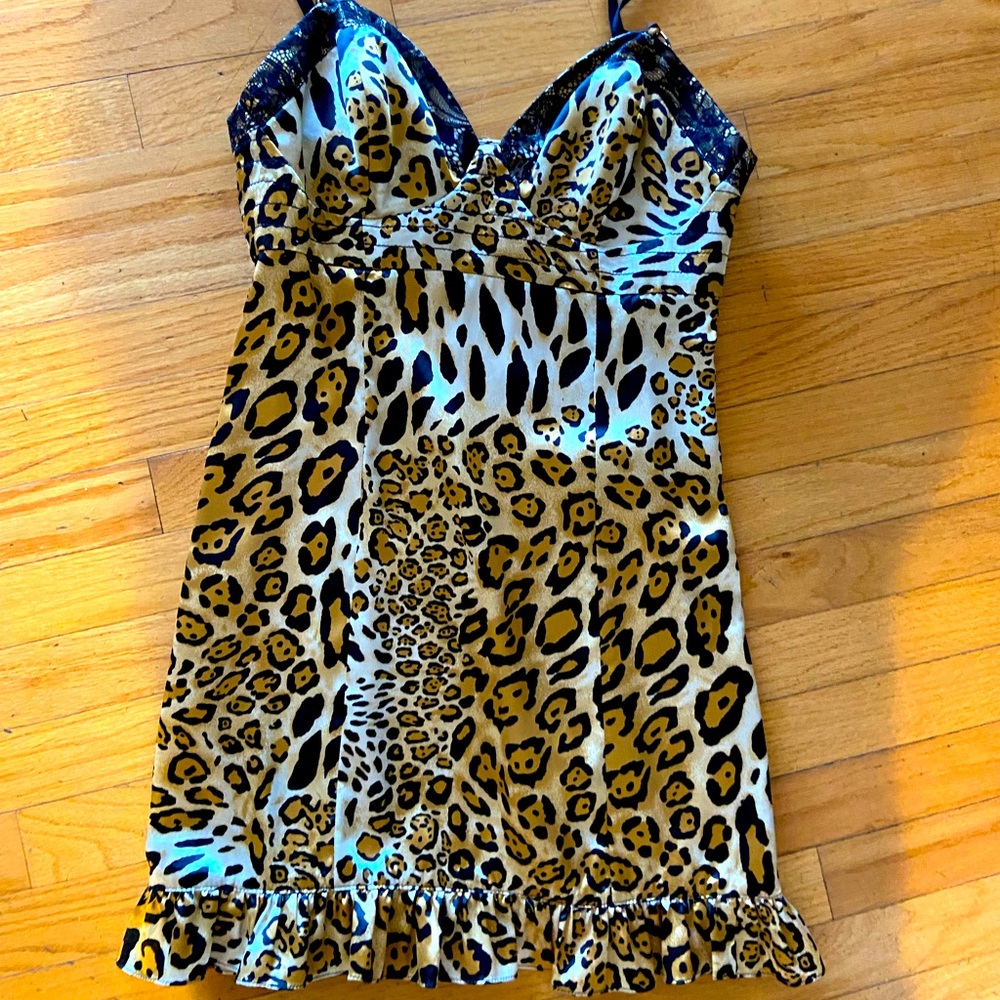 Guess mini dress . Adjustable straps. Silky material . Size S